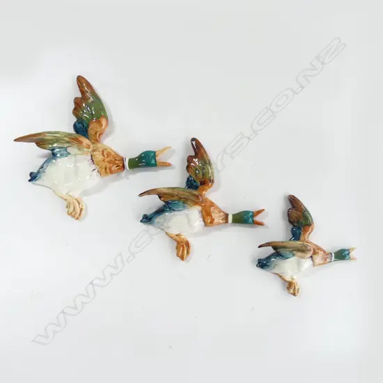 3 BESWICK GRADUATED WALL FLYING DUCKS (L. 210