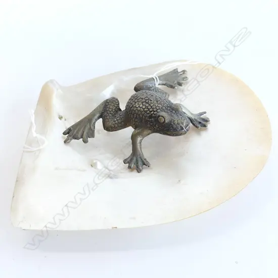 EP FROG ON MOP SHELL