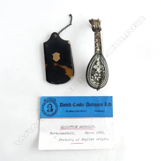 2 PCES ANTIQUE TORTOISESHELL - MINIATURE MANDOLIN L.100mm & DANCE CARD