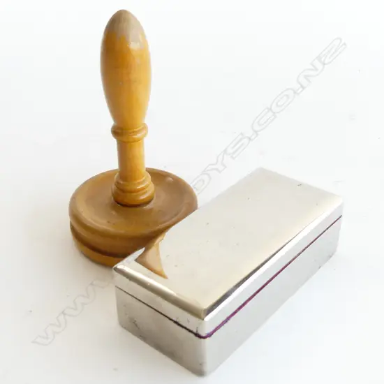 VINTAGE TREEN DARNING MUSHROOM & VALET SAFETY RAZOR SET WITH STROP IN CASE 