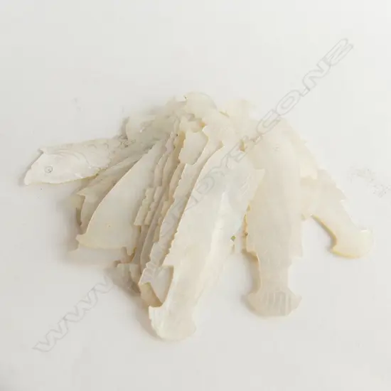 18 MOTHER OF PEARL FINELY ENGRAVED FISH GAMING TOKENS L. 45MM  