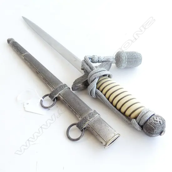 Luftwaffe DAGGER / SHORT SWORD 2nd model. In scabbard w dble rings
