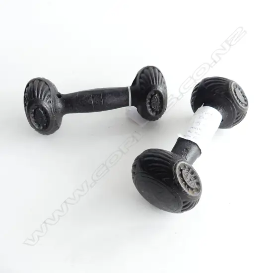 PR VICTORIAN CAST IRON DUMBELLS - 4 LBS - ARCHIBALD KENRICK WEST BROMWICH L.170mm