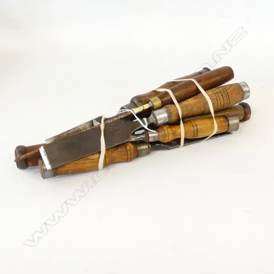 EIGHT WOOD CHISELS. 
