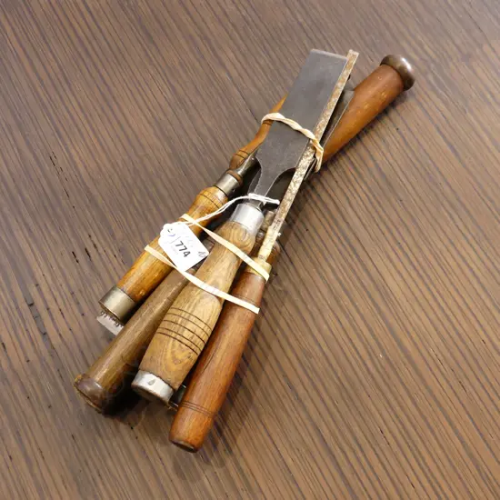 EIGHT WOOD CHISELS. 