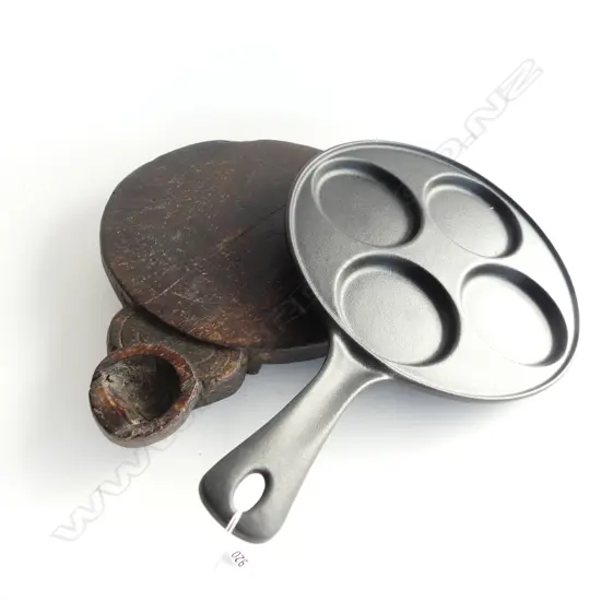 VINTAGE WOODEN INDIAN CHAPATI BOARD 230mm dia & CAST IRON PAN 235mm dia