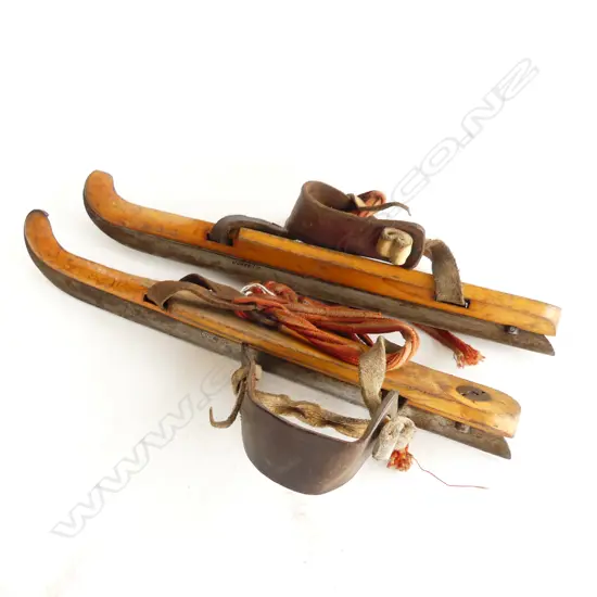 VINTAGE EUROPEAN WOODEN ICE SKATES WITH LEATHER AND STEEL FITTINGS BY JUWEELTJE NETHERLANDS L. 340MM 