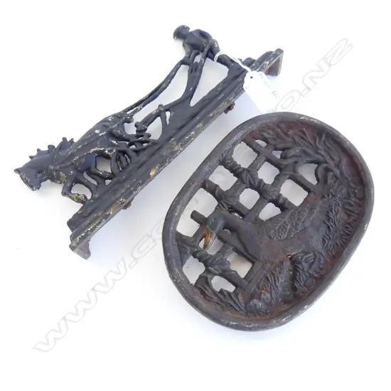 CAST IRON DUCK TRIVET & HORSE AND PLOUGH DOOR STOP L. 255MM L. 200MM  