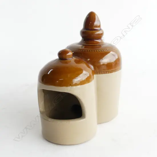 TIMARU POTTERY SALESMANS SAMPLE STONEWARE BIRD FEEDER L. 120MM