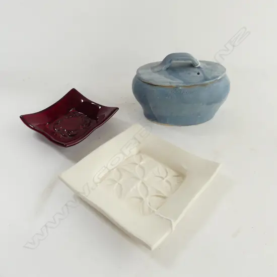 LUKE ADAMS HOMER LIDDED CONTAINER (L165MM) + 2 MICHELLE BOW POTTERY SM SQ DISHES (115, 150MM)