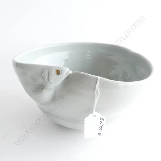 PORCELAIN NZ POTTERY BOWL SCULPTED FISH Dia.200mm
