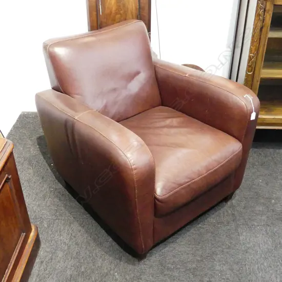 BROWN VINYL ARMCHAIR 750x800x810mm