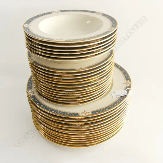32 PCES LENOX 'WHITLEY MANOR'; 13 DINNER PLATES 275mm dia, 13 SIDE PLATES, 6 SOUP BOWLS