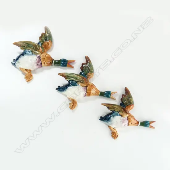 3 LG BESWICK GRADUATED FLYING WALL DUCKS (L. 310, 265, 210MM) LARGE HAS REPAIR, SM IS ALSO POCKET VASE