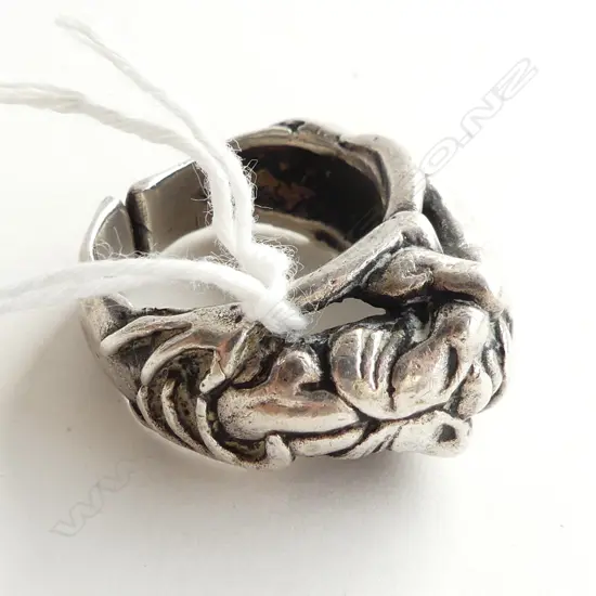 STG SILVER RING w. 2 FIGURES 22.1 GRAMS