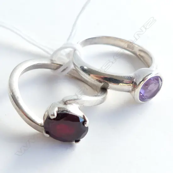 2 925 SILVER RINGS; GARNET & AMETHYST