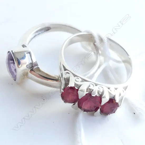 2 925 SILVER RINGS; GARNET & AMETHYST