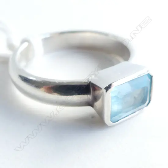 925 SILVER & BLUE TOPAZ RING SIZE R