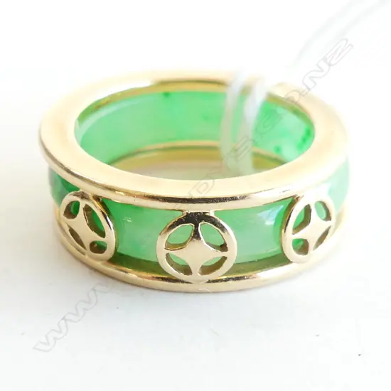 18CT GOLD AND JADE RING (unmarked but testing as 18ct and higher) 6.45gm (gold band)