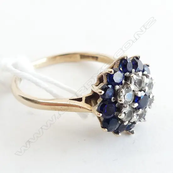 9CT GOLD WHITE & BLUE  SYN SAPPHIRE  CLUSTER RING 4.2gms