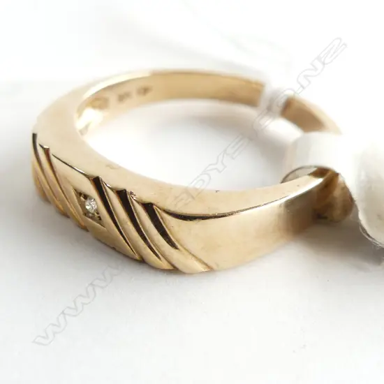 9CT GOLD MENS SIGNET RING WITH DIAMOND 4.3GMS