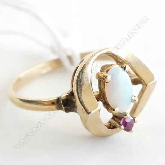 10CT GOLD OPAL & RUBY RETRO RING 2.28gms size M