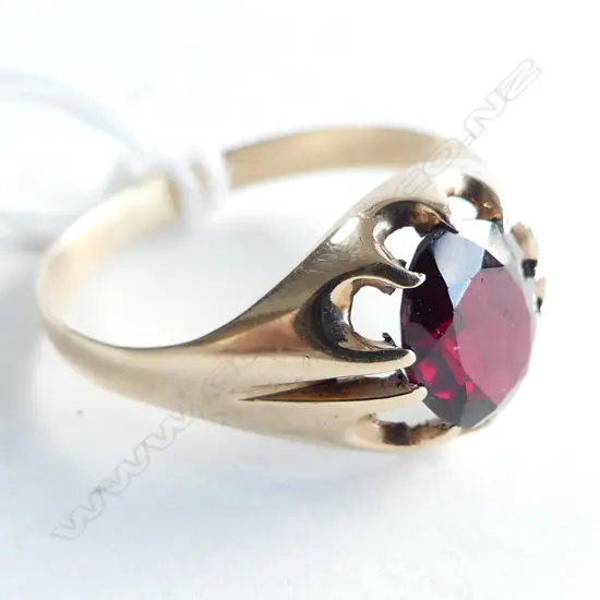 VINTAGE 9CT YELLOW GOLD & GARNET SIGNET TYPE RING 2.39gms 10 scalloped claws