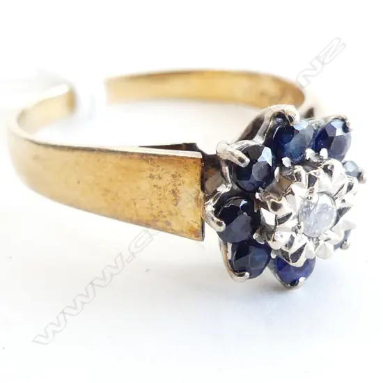 18CT GOLD SAPPHIRE & DIAMOND CLUSTER RING 4.2gms