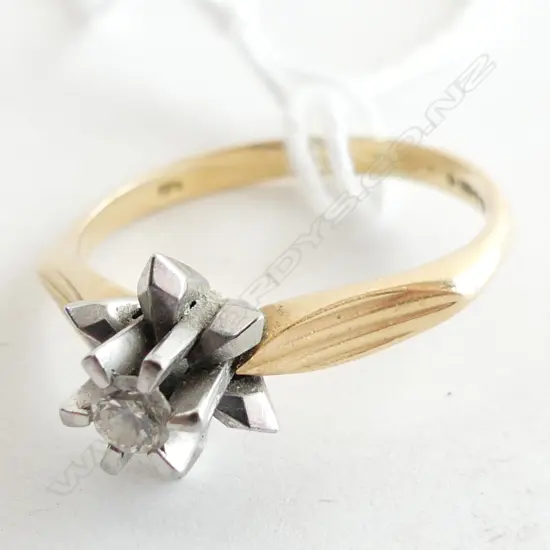 18ct GOLD & SOLITAIRE DIAMOND RING 3.4gms stylish tall pillar claw setting