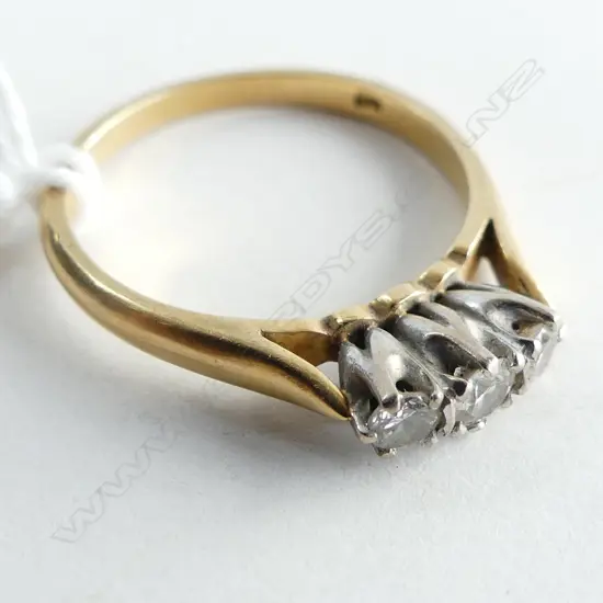 18CT GOLD 3 STONE DIAMOND RING 3.22gms SIZE O