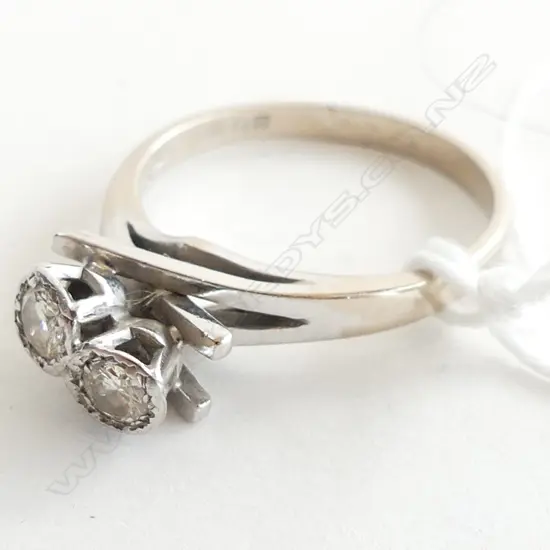18CT WHITE GOLD & 2 DIAMOND RING 4.4gms 1950'S/60'S cross-over set 