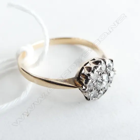 18CT DIAMOND CLUSTER RING 1.6 GRAMS