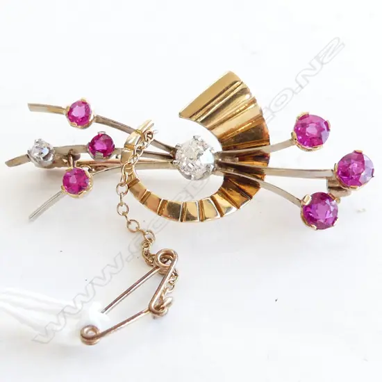 18CT GOLD RETRO BROOCH FAN SET WITH BARS OF RUBY AND OLD CUT DIAMONDS 6.1gm