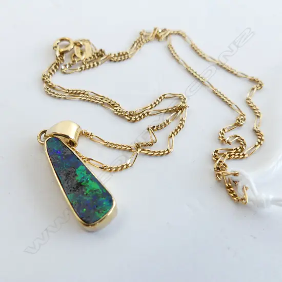 14CT GOLD CHAIN 1.5 GRAMS w. 18CT OPAL PENDANT 2.3 GRAMS