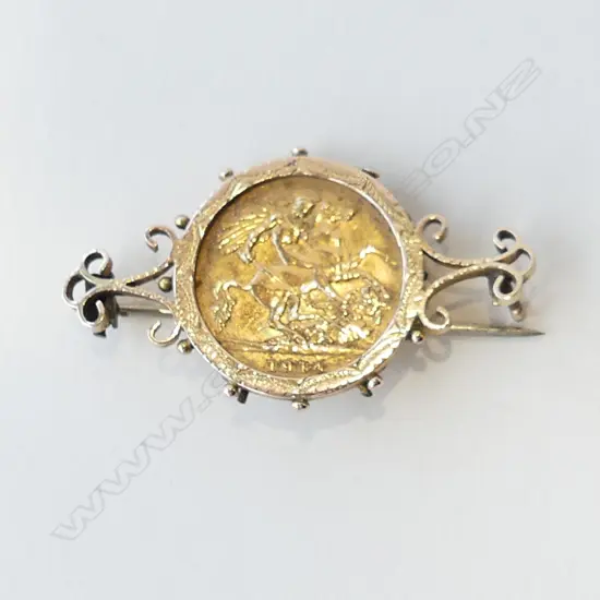 1914 GOLD HALF SOVEREIGN IN 9CT GOLD MOUNT 6.78gms