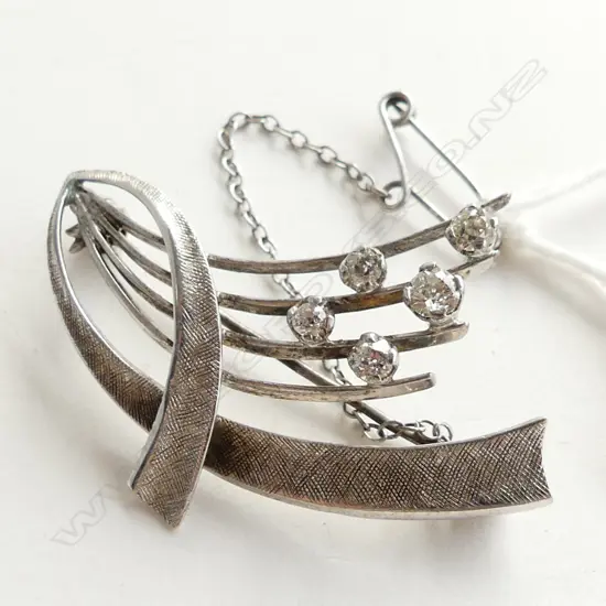 9CT WHITE GOLD AND DIAMOND RETRO BROOCH 5.9gms set with old cut diamonds