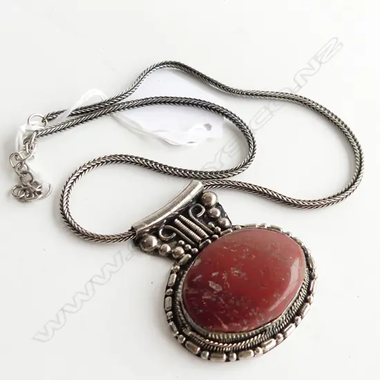 VINTAGE SILVER PENDANT WITH LG GEMSTONE & SILVER CHAIN 