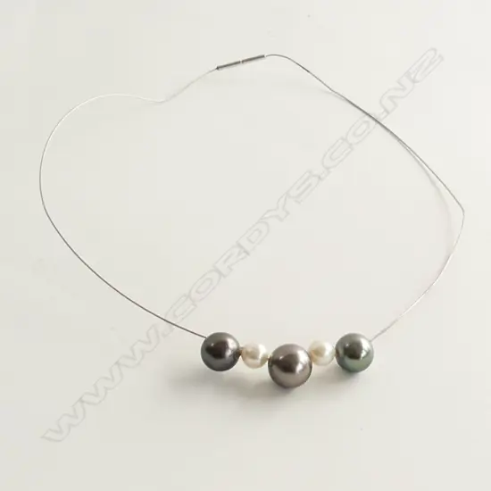 BLACK & AKOYA PEARL ON 18CT WIRE 7.4GMS