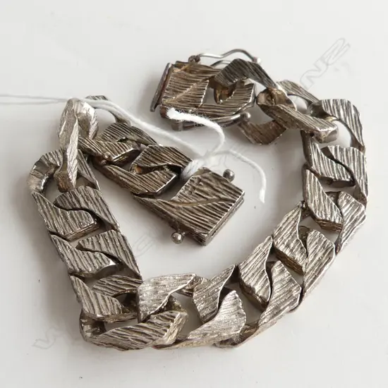 HEAVY SILVER RETRO BRACELET textured flat curb link 55gms L.190mm