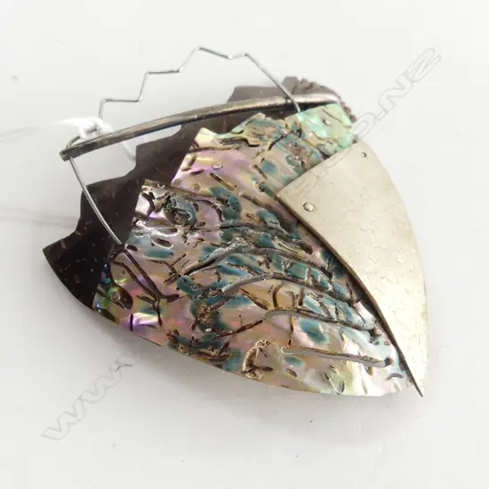 CONTEMPORARY BROOCH BY JEWELLER KIM BRICE IN SILVER/PAUA/COCONUT 70x65mm