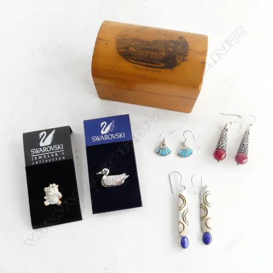 3 PRS STG EARRINGS + 2 SWAROVSKI BROOCHES IN TREEN BOX 'BROADSTAIRS' W.85mm