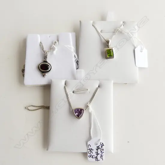 3 925 SILVER PENDANT NECKLACES; GARNET, PERIDOT, AMETHYST