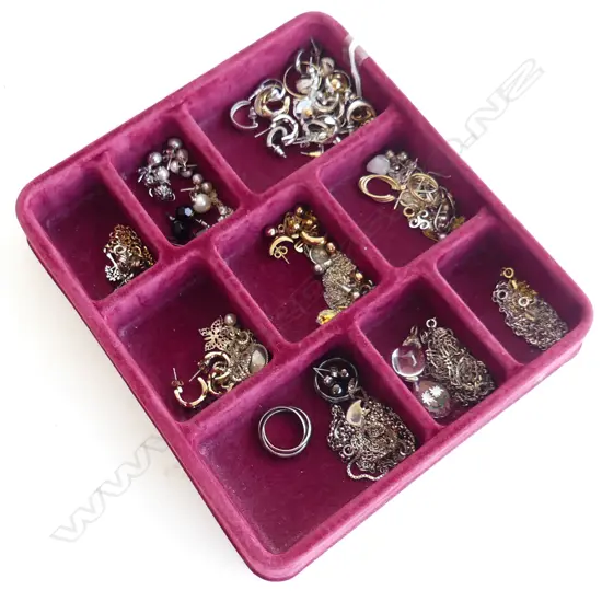 TRAY ASST JEWELLERY INCL SILVER; EARRINGS, CHAINS, PENDANTS ETC..