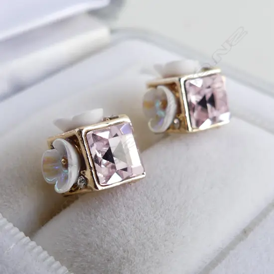 PAIR OF PINK DIAMANTE AND FLOWERS EARRINGS (COSTUME)