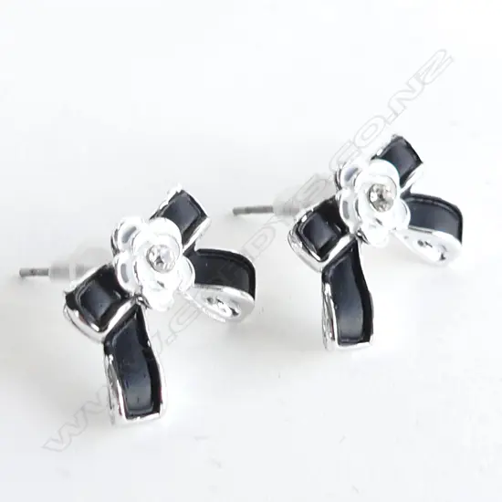 PAIR OF BOW/FLOWER/DIAMANTE EARRINGS (COSTUME)