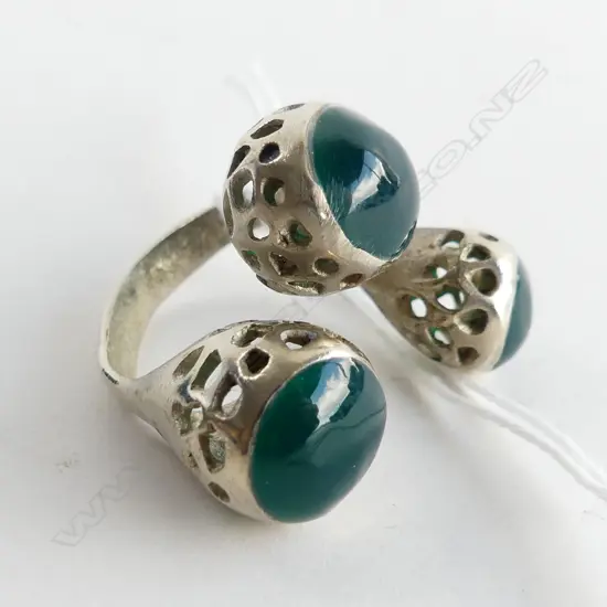 LARGE RING WITH THREE GREEN GLASS CABOCHONS (COSTUME)