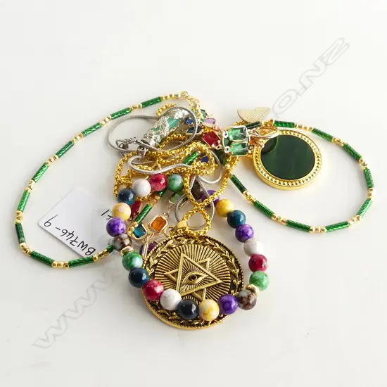 4 ASST COSTUME JEWELLERY NECKLACES & PENDANTS
