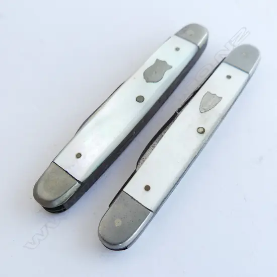 TWO ANTIQUE MOTHER OF PEARL POCKET KNIVES CARSON & SONS SHEFFIELD ETC L. 72MM