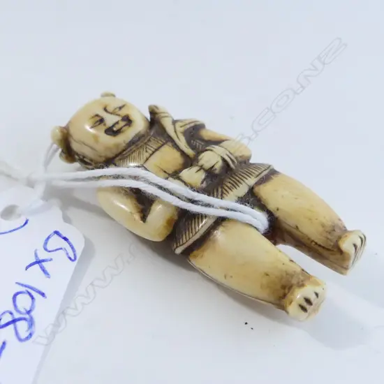ANTIQUE JAPANESE CARVED IVORY FIGURED NETSUKE 4.7mm