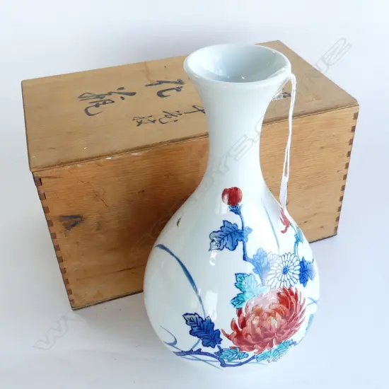 ORIENTAL PORCELAIN HAND DECORATED VASE (H.290MM)  IN WOODEN BOX